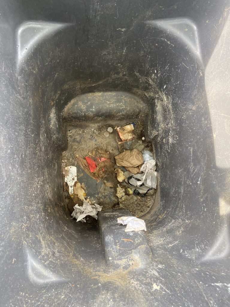 Bac sale qui doit se faire nettoyer