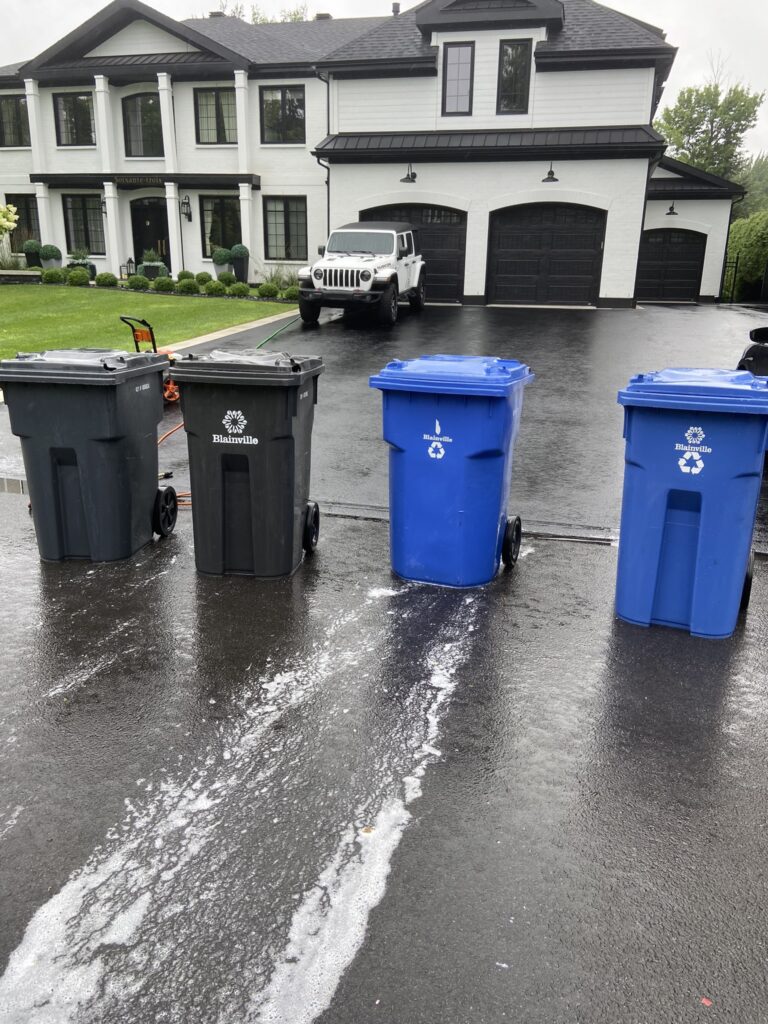 4 bacs propres devant une belle maison