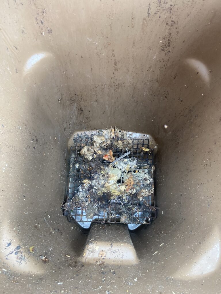 Bac sale avec un fond de nourriture qui semble pris au fond