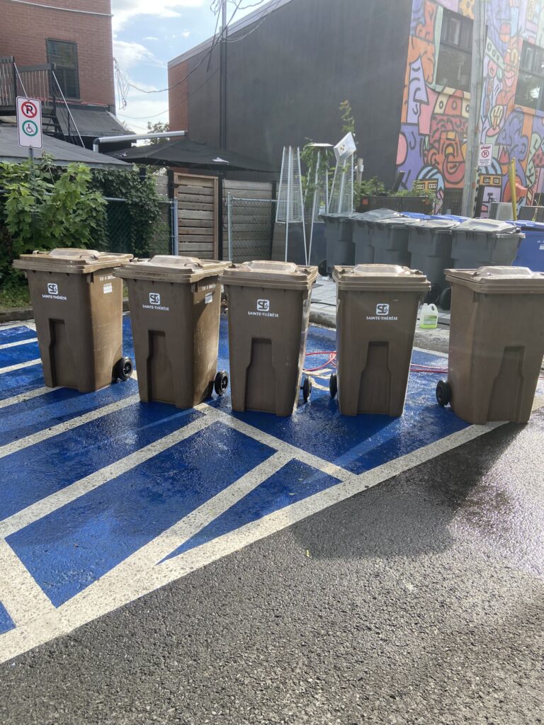 5 bacs propres derrière un restaurant