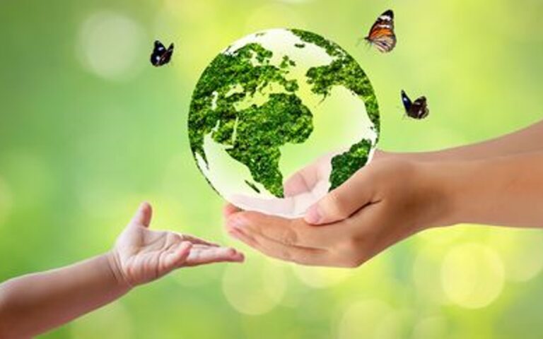 Le symbole écologique de la planète offert à un enfant.